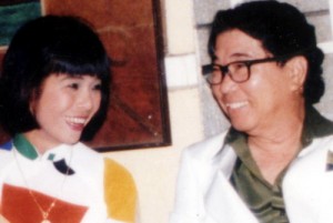 Ca sĩ Ánh Tuyết và nhạc sĩ Hoàng Thi Thơ chụp tại Sài Gòn năm 1992