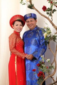 Phạm Thị Kim Hoa và Mordecai Nadav trong trang phục truyền thống Việt Nam