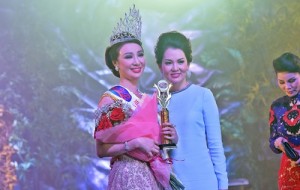 Tân hoa hậu Vũ Thúy Nga và Kim Thoa - thành viên BGK cuộc thi