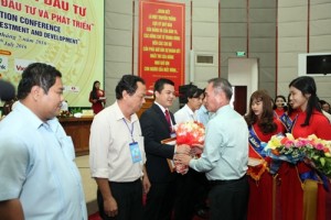 Chủ tịch UBND tỉnh Hậu Giang, ông Lữ Văn Hùng trao bằng khen cho Công ty CP Nước AquaOne vì đã có nhiều đóng góp vào sự phát triển KT-XH của tỉnh