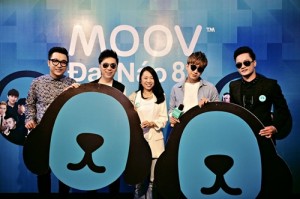 Các ca sĩ Yanbi, Minh Vương 4U, Chi Dân, Anh Quân Idol cùng với Giám đốc MOOV Hồng Kông tại buổi họp báo giới thiệu chiế dịch "MOOV đại náo 88"