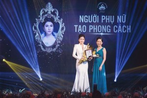 Giám đốc ấn phẩm Phụ Nữ Ngày Nay trao tặng cúp, giấy chứng nhận và hoa cho Hoa hậu Lâm Hải Vi