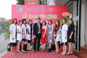Vợ chồng bác sĩ Trần Xuân Hiếu và doanh nhân Trần Minh Nguyệt (giữa) cùng đội ngũ chuyên viên làm đẹp tại Thẩm mỹ viên LiLy