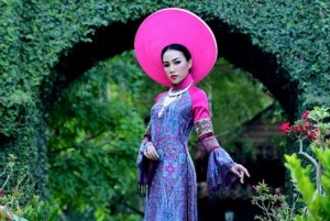 Hé lộ những mẫu áo dài độc đáo trong BST “Khúc hoài niệm” của NTK Thiệu Vy quảng bá tinh hoa Việt tại Festival Huế