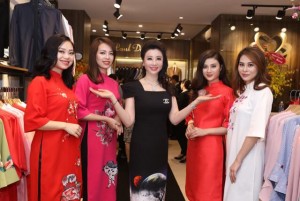 Hoa hậu doanh nhân thành đạt thế giới người Việt tại Mỹ – Bà Vũ Thúy Nga với vai trò là chủ SmartSuits Tailor Shop và Showroom thời trang S. Pearl tại lễ khai trương