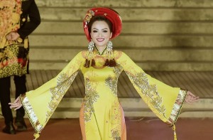 Hoa hậu Diễm Hương quyền quý trong “Huế vàng son” của NTK Việt Hùng