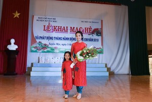 Quán quân cuộc thi “Em yêu áo dài truyền thống Việt Nam” Đỗ Hoàng Anh Thư và em gái Đỗ Hoàng Thiên Nga