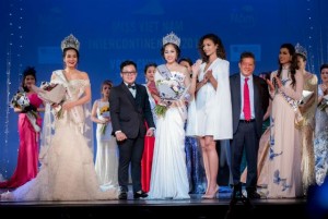 Giám khảo – NTK Thiệu Vy và hoa hậu Pháp trao giải cho tân Hoa hậu Người Việt Liên Lục Địa 2018 – Trần Ngọc Châu