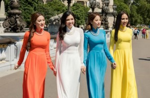 Các thí sinh Hoa hậu Người Việt Liên Lục Địa 2018 tỏa sáng với áo dài tại Paris