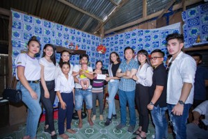 Nghệ sĩ Chí Tài cùng đoàn thiện nguyện Hoa hậu Người Việt Liên Lục Địa 2018 về xã Diên Xuân làm từ thiện
