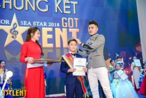 Nam vương Lê Hoàng Gia Lâm trao giải cho thí sinh bảng model nhí