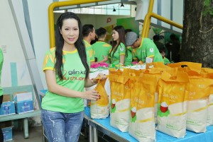 Á hậu Trịnh Kim Chi cùng Gạo Hoa Lúa “Gắn Kết Yêu Thương” cho trẻ em nghèo