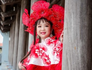 Ngất ngây với màu hoa phượng trên áo dài dân tộc mà Hồng Lam mang đi thi World Tourism Festival 2018
