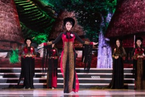 Thí sinh đêm chung kết Hoa hậu Việt Nam diện Áo dài thổ cẩm của NTK Việt Hùng