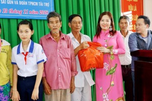 Nữ hoàng thể thao Helen Thúy Lê tạo chương trình 'Vòng Tay Nhân Ái' giúp cho người nghèo