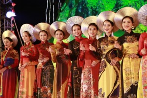 30 Hoa hậu, người đẹp Việt diện Áo dài Việt Hùng hoài cổ trên đất cố đô