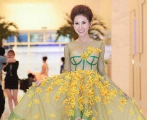 Hoa hậu Chi Nguyễn diện váy toàn hoa dã quỳ vàng rực