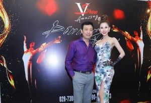 Hoa hậu Chi Nguyễn chúc mừng danh hài Vân Sơn thành công với Dinner Show