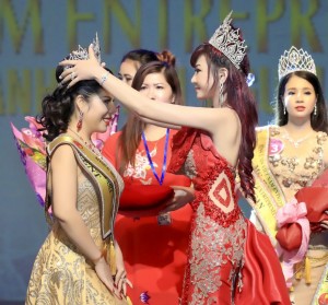 Hoa hậu Hà Thu Trang trao vương miện cho Tân hoa hậu Kim Oanh