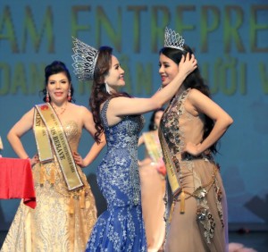 Khoảnh khắc Hoa hậu Nguyễn Lan Vy trao vương miện cho Hoa hậu Đông Nam Á Khưu Hoàng Tuyết Nhung