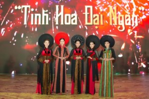 Tinh Hoa Đại Ngàn của NTK Việt Hùng lộng lẫy trong đêm khai mạc Lễ hội Cà phê