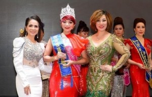 Hoa hậu Châu Mai Thảo (phải) trao danh hiệu cho tân Mrs Vietnam International 2019 Nguyện Mai Trinh