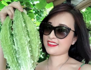 Tại đất Mỹ mà hoa hậu Sandy Nguyễn vẫn trồng được vườn rau xanh mướt, đầy đủ hoa trái Việt Nam