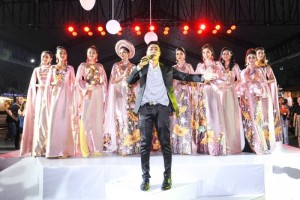 NTK Việt Hùng mang BST Đại sứ Áo dài lên sân khấu thời trang Lễ hội TP HCM
