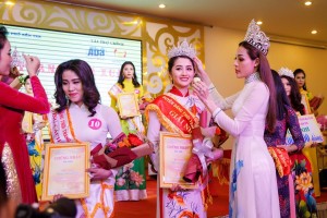 Hoa hậu Sắc đẹp Toàn cầu Phương Hà trao vương miện cho thí sinh đoạt giải I bảng B