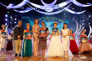 Mr Lee Kang Shick và á hậu Kiều Loan trao giải cho các thí sinh