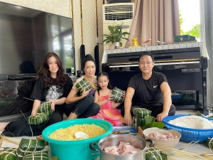 Lần đầu tiên NSƯT Trịnh Kim Chi gói bánh chưng tại nhà mới