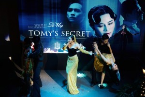 Tố My biểu diễn ca khúc Phố đêm tại buổi họp báo ra mắt chuỗi dự án Tomy's Secret