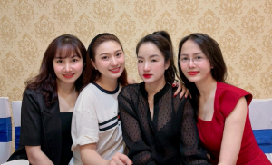 4 nàng thơ xinh đẹp cùng chung 1 khung hình (từ trái sang): Quỳnh Trang, Cao Mỹ Kim, Mai Lan, Kim Ngân