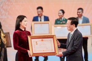 Á hậu Trịnh Kim Chi xúc động khi được Chủ tịch nước Võ Văn Thưởng trao danh hiệu Nghệ sĩ Nhân Dân
