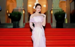 Cao Mỹ Kim diện váy hồng xinh tươi dự Lễ bế mạc Liên hoan phim Quốc tế TP.HCM