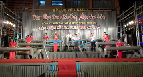 Ban nhạc dân tộc Hải Phượng đang tập với dàn nhạc bằng ống nhựa chuẩn bị cho buổi lễ trao giải - Ảnh: H.S.