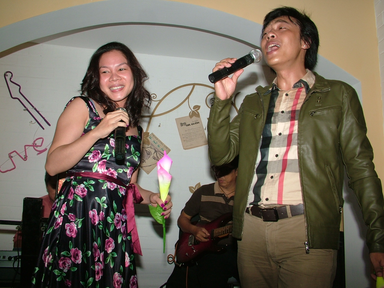 Ca sĩ Đình Nguyên hát chung với khán giả
