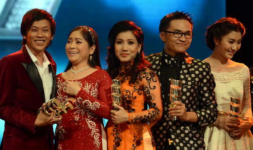 Danh hài Hoài Linh (bìa trái) cùng các nghệ sĩ đoạt giải thưởng truyền hình HTV 2013