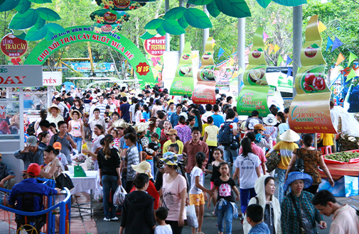 Mặc dù Lễ hội trái cây đã bế mạc, nhưng chợ nổi vẫn hoạt động đến suốt hè