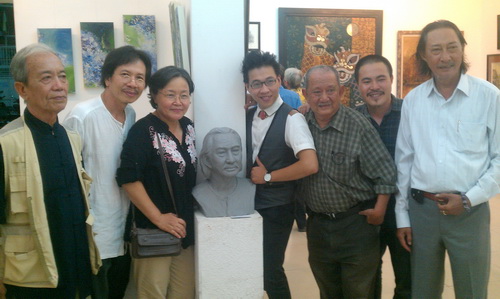 Hai nghệ sĩ Lê Bình và Mạc Can có tượng trong triển lãm này
