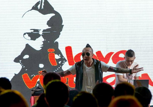 Antoneus Maximus và bài hát I Love Vietnam biểu diễn tại Nha Trang