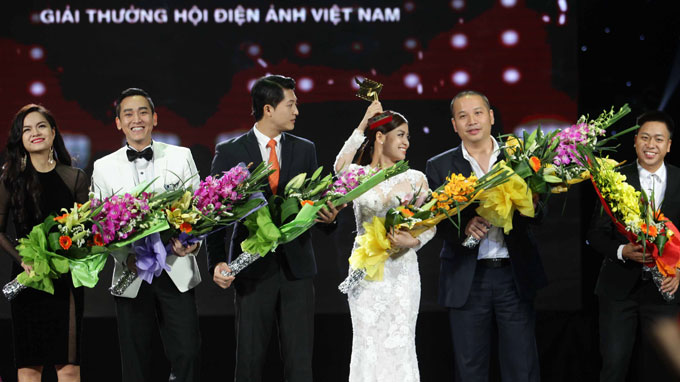 Đoàn làm phim Thần tượng nhận giải cánh diều vàng phim truyện điện ảnh xuất sắc nhất - Ảnh Nguyễn Khánh