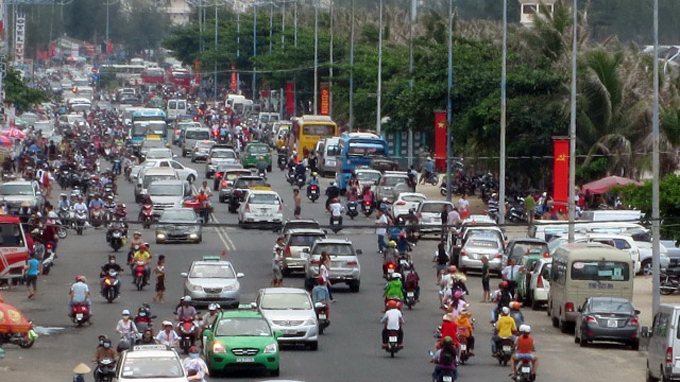 Đường Thùy Vân (Bãi Sau, TP Vũng Tàu) đông kín xe cộ - Ảnh: Đông Hà