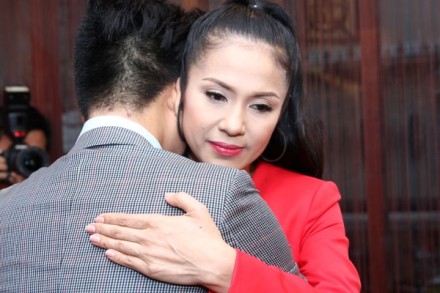 Việt Trinh ôm Quách Tuấn Du an ủi khi nam ca sĩ yếu lòng trước những khó khăn và lời đàm tiếu khi làm liveshow này