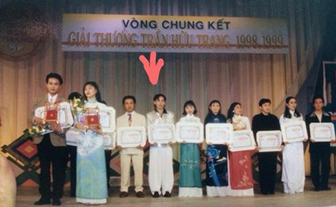 Nghệ sĩ Đỗ Linh (dấu mũi tên) khi tham dự giải Trần Hữu Trang năm 1998. Ảnh do nghệ sĩ Hữu Quốc chia sẻ trên mạng xã hội.