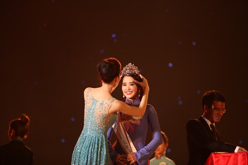 Hoa hậu Đặng Thu Thảo trao vương miện hoa khôi cho Nguyễn Thị Lệ Nam Em