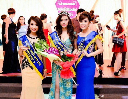 Ba người đẹp đoạt giải cao nhất tại cuộc thi. Từ trái qua: á hoàng 2 Ngọc Anh, nữ hoàng Hà Vy và á hoàng 1 Trần Thu Hà - Ảnh tư liệu