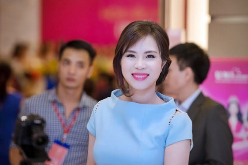 Doanh nhân Lưu Nga trong trang phục của Elise tại đêm bán kết Hoa hậu hoàn vũ 2015