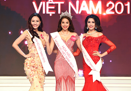 Hoa hậu Phạm Thị Hương bên hai Á hậu Trà My (trái) và Lệ Hằng