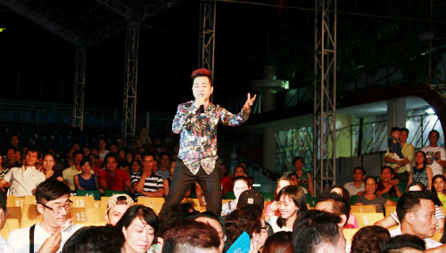 Quách Tuấn Du đứng hát trên ghế khán giả